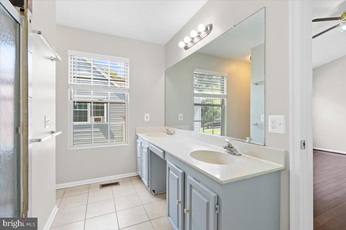 461 Foxridge Drive Southwest Leesburg, VA 20175 - Photo 15 of 25 a bathroom with a tub sink and mirror
