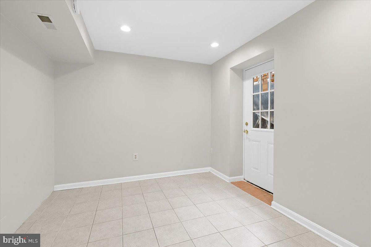 461 Foxridge Drive Southwest Leesburg, VA 20175 - Photo 23 of 25 a view of an empty room