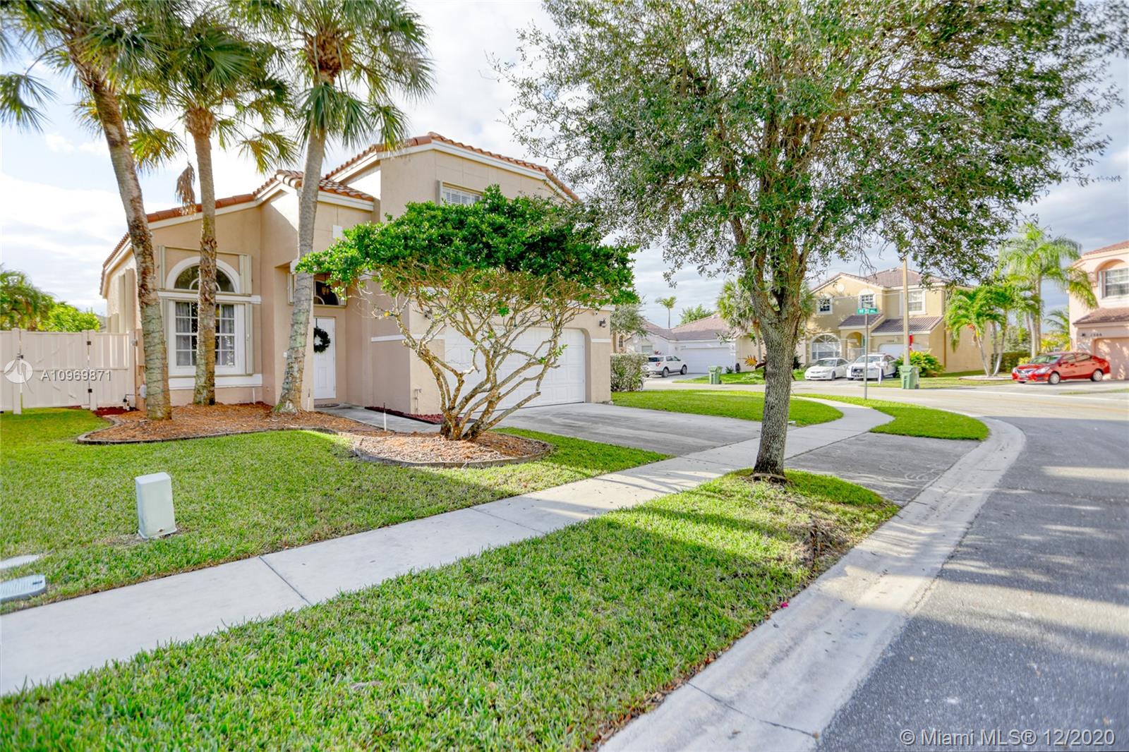 15698 Northwest 12th Road Pembroke Pines, FL 33028 - Photo 4 of 39