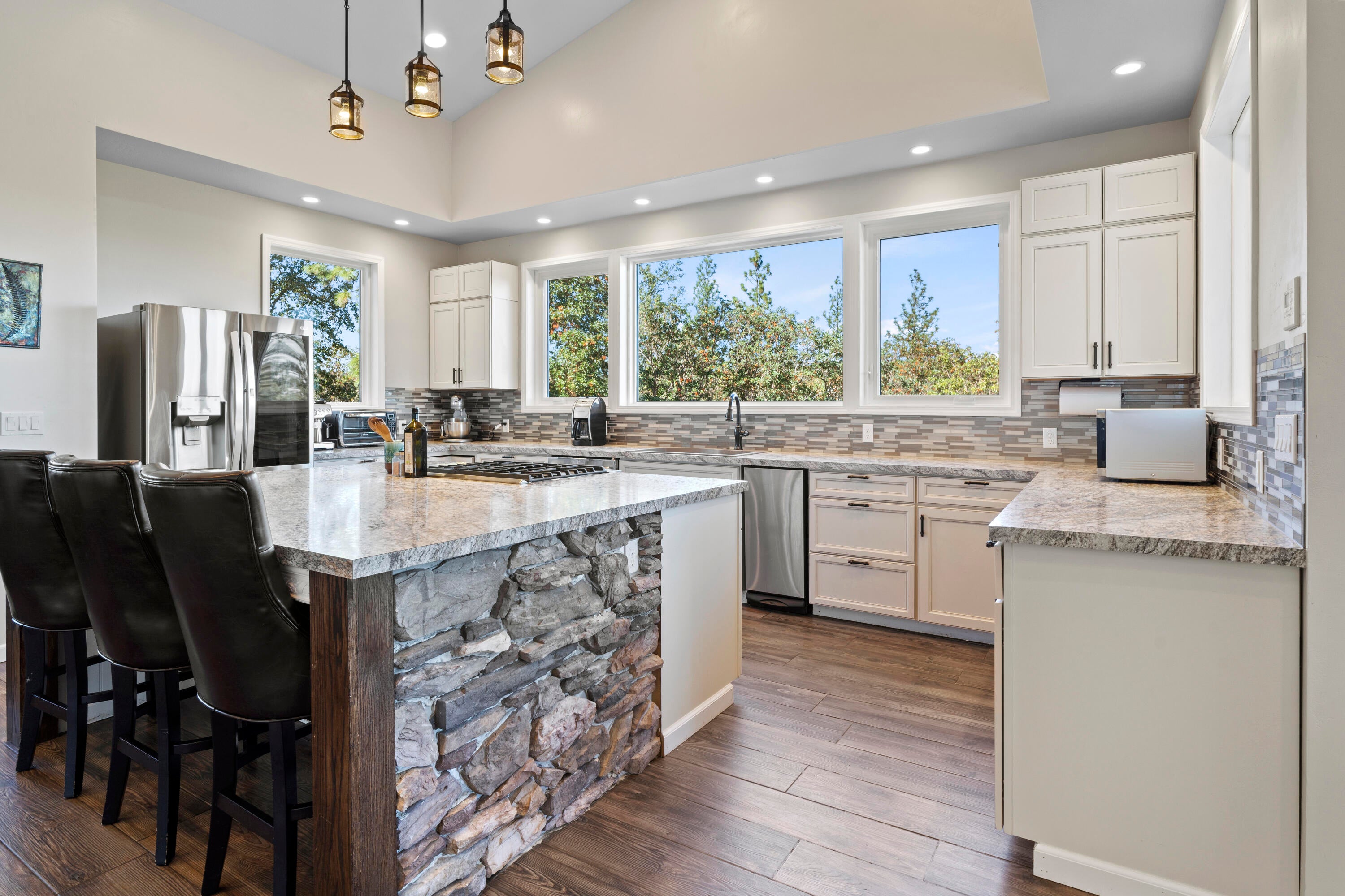 4871 Old Stage Road Central Point, OR 97502 - Photo 5 of 48 Kitchen with view