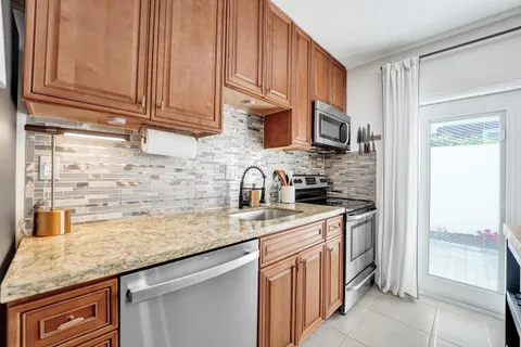 $310,000 | 510 Northeast 17th Avenue, Unit 103, Fort Lauderdale, FL 33301