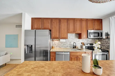 $310,000 | 510 Northeast 17th Avenue, Unit 103, Fort Lauderdale, FL 33301
