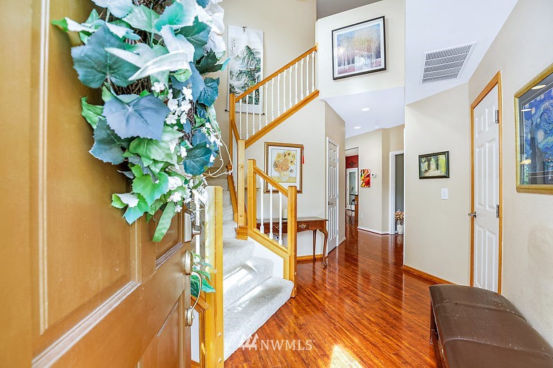 715 Rosario Place Northeast Renton, WA 98059 - Photo 3 of 25 Gallery Image 3