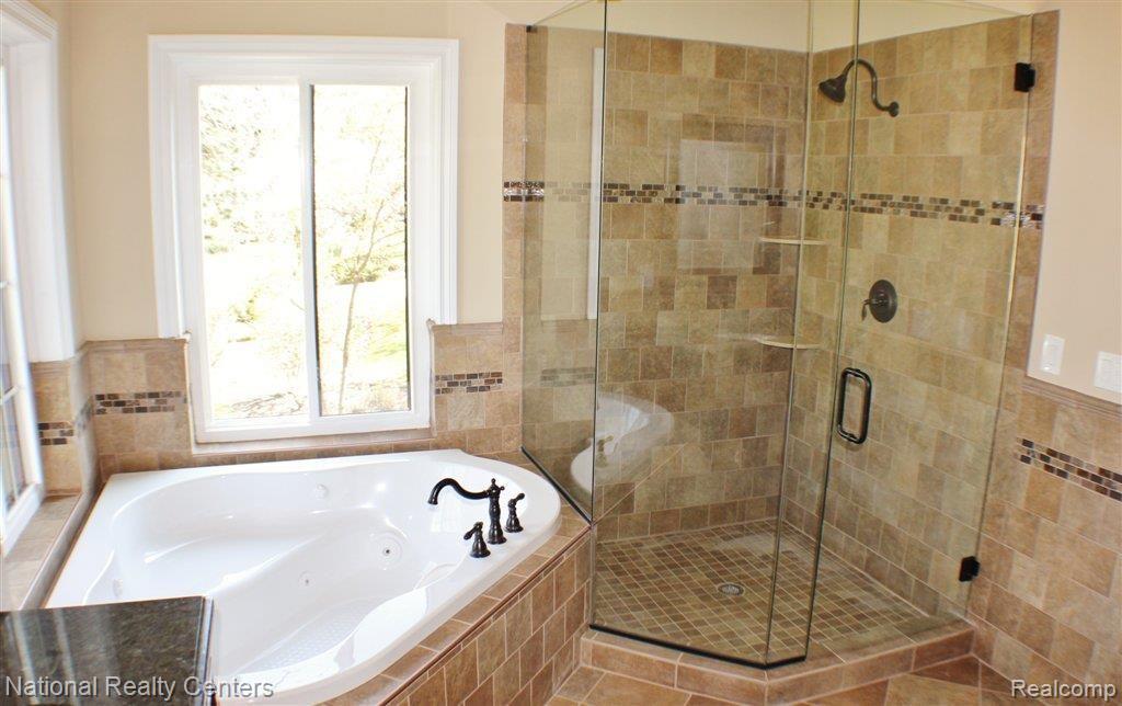 962 Dowling Road Bloomfield Hills, MI 48304 - Photo 4 of 8 master bath shower.jpg