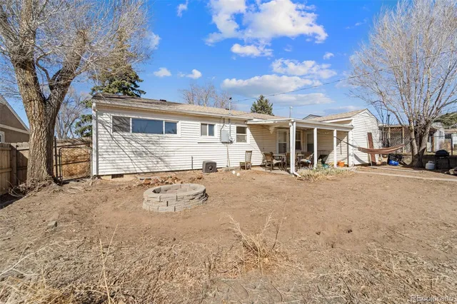 a view of a yard with a house