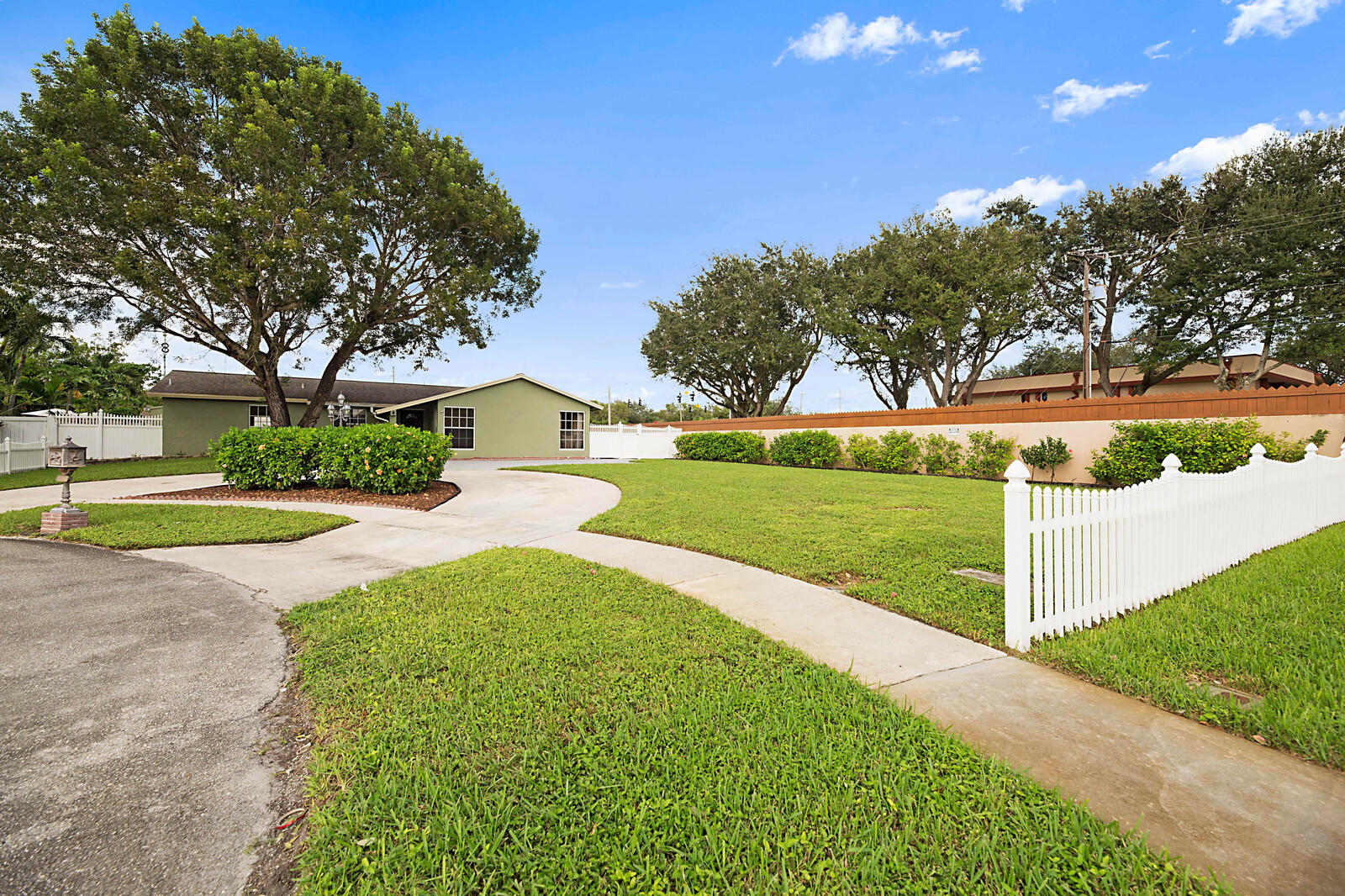 10093 Windtree Lane Boca Raton, FL 33428 - Photo 37 of 40 Front Yard