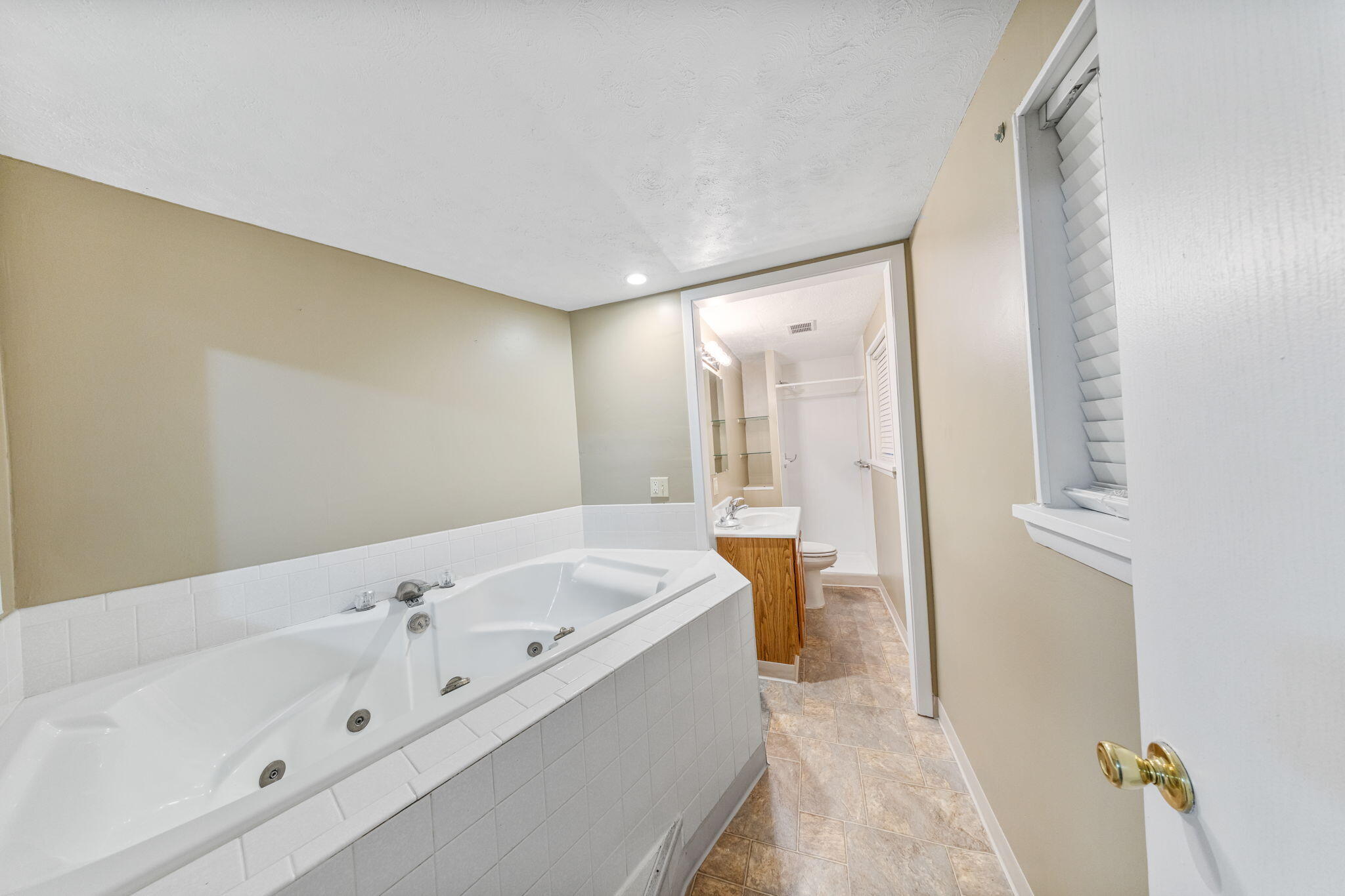 1807 West Porter Avenue Chesterton, IN 46304 - Photo 13 of 23 a bathroom with a tub a sink and mirror