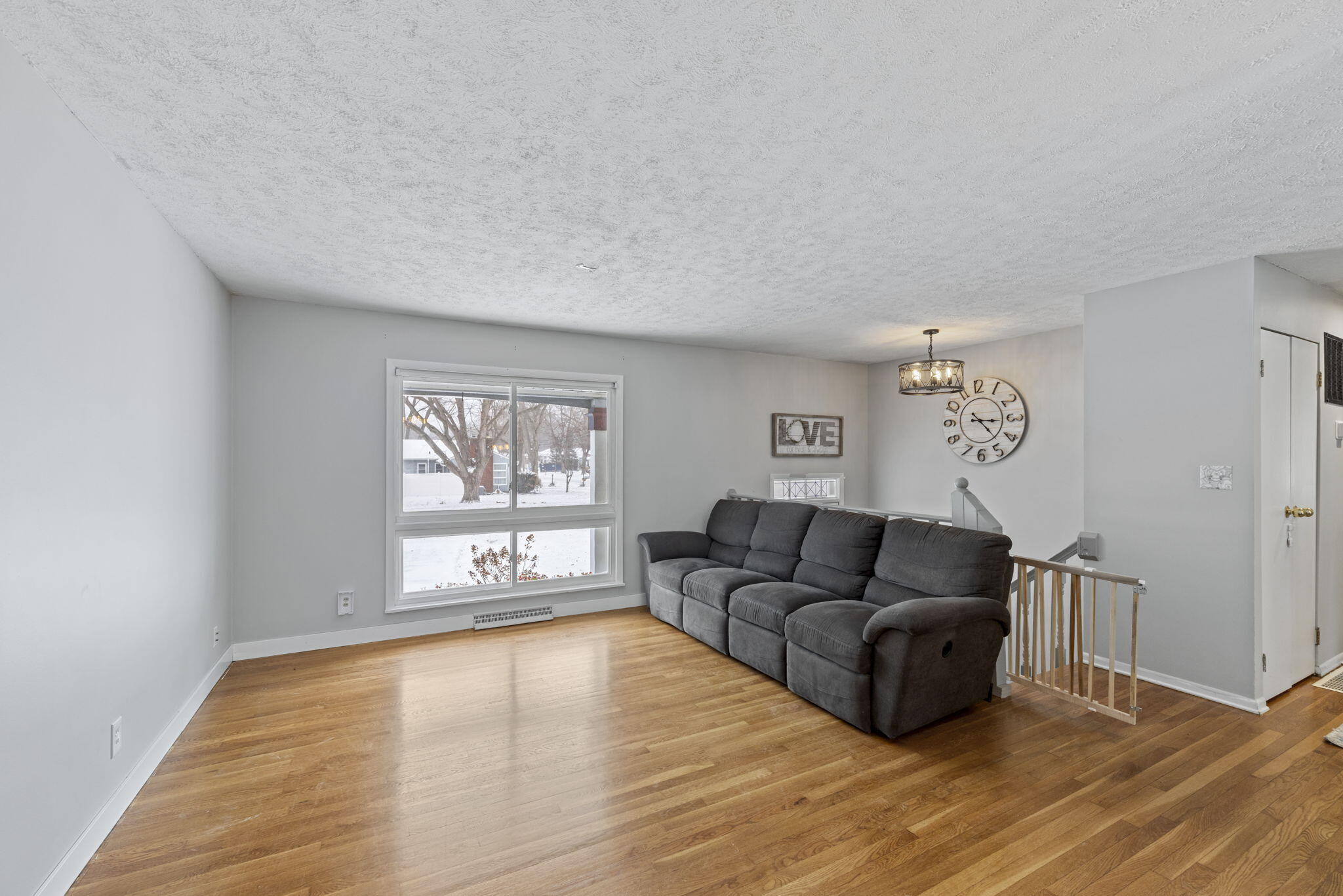 1807 West Porter Avenue Chesterton, IN 46304 - Photo 3 of 23 a living room with furniture and a window