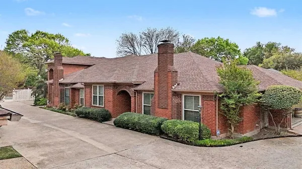 $399,900 | 6609 Water Wood Circle, Benbrook, TX 76132