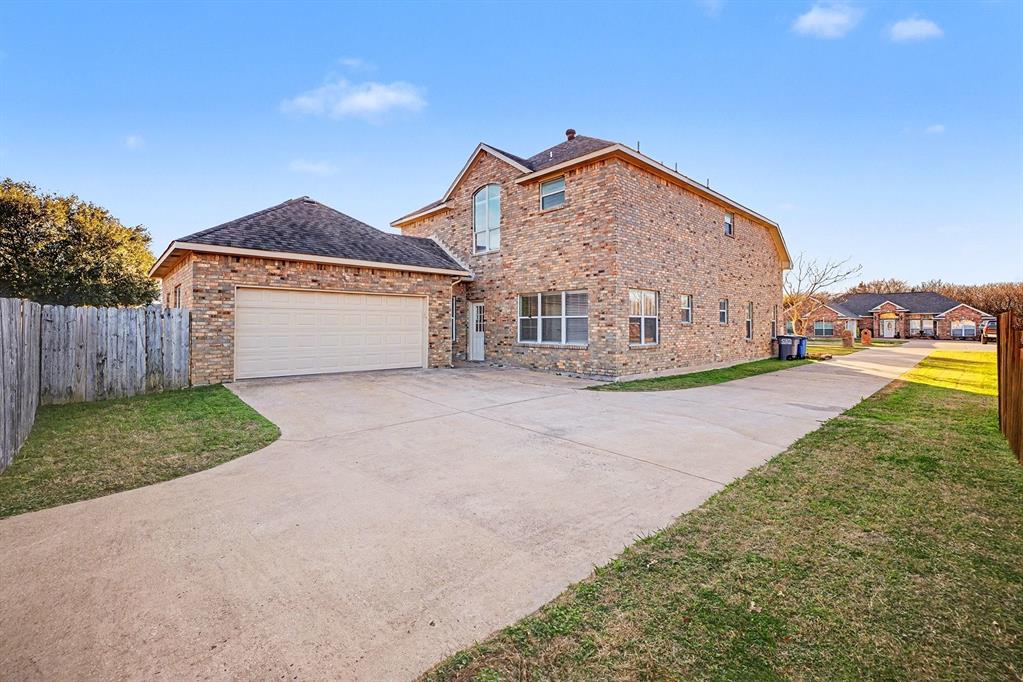 208 Cobblestone Circle Red Oak, TX 75154 - Photo 3 of 38 a front view of a house with a yard and garage