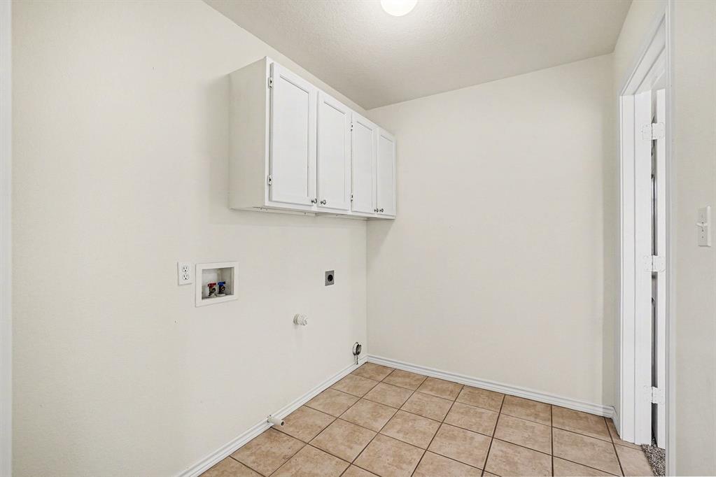 208 Cobblestone Circle Red Oak, TX 75154 - Photo 32 of 38 a view of an empty room