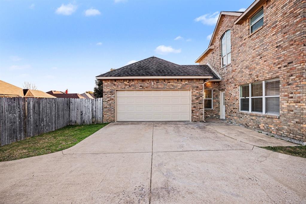 208 Cobblestone Circle Red Oak, TX 75154 - Photo 4 of 38 a view of a garage of the house