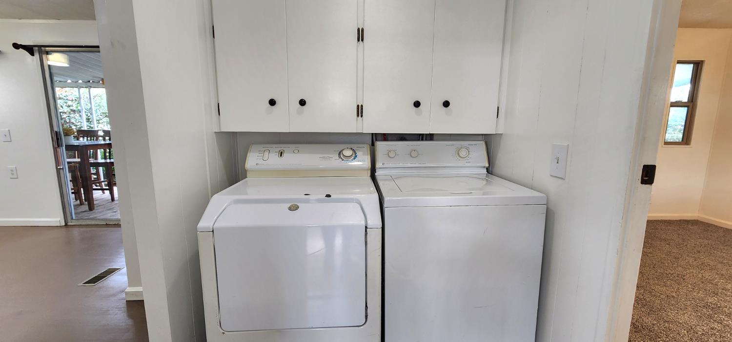 1300 West Olson Avenue, Unit 179 Reedley, CA 93654 - Photo 11 of 39 a utility room with dryer and washer