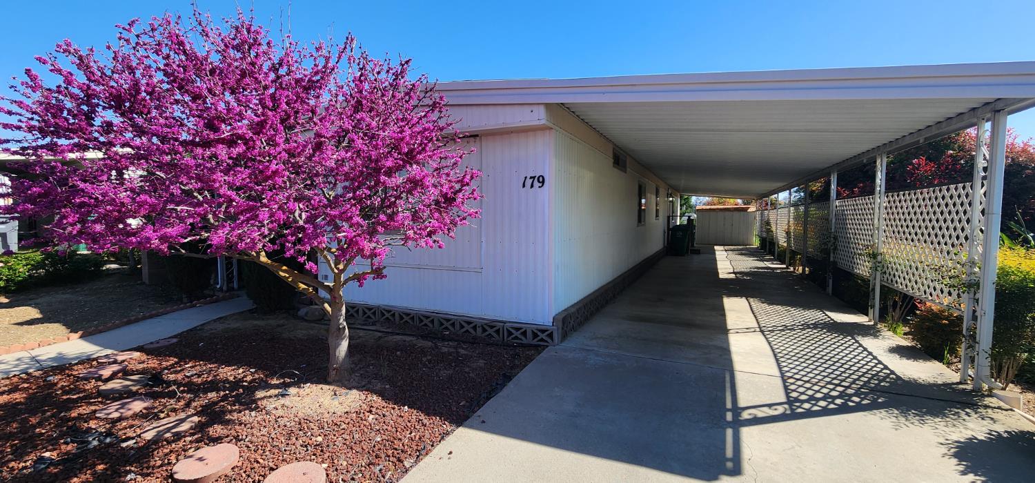 1300 West Olson Avenue, Unit 179 Reedley, CA 93654 - Photo 4 of 39 a view of a porch