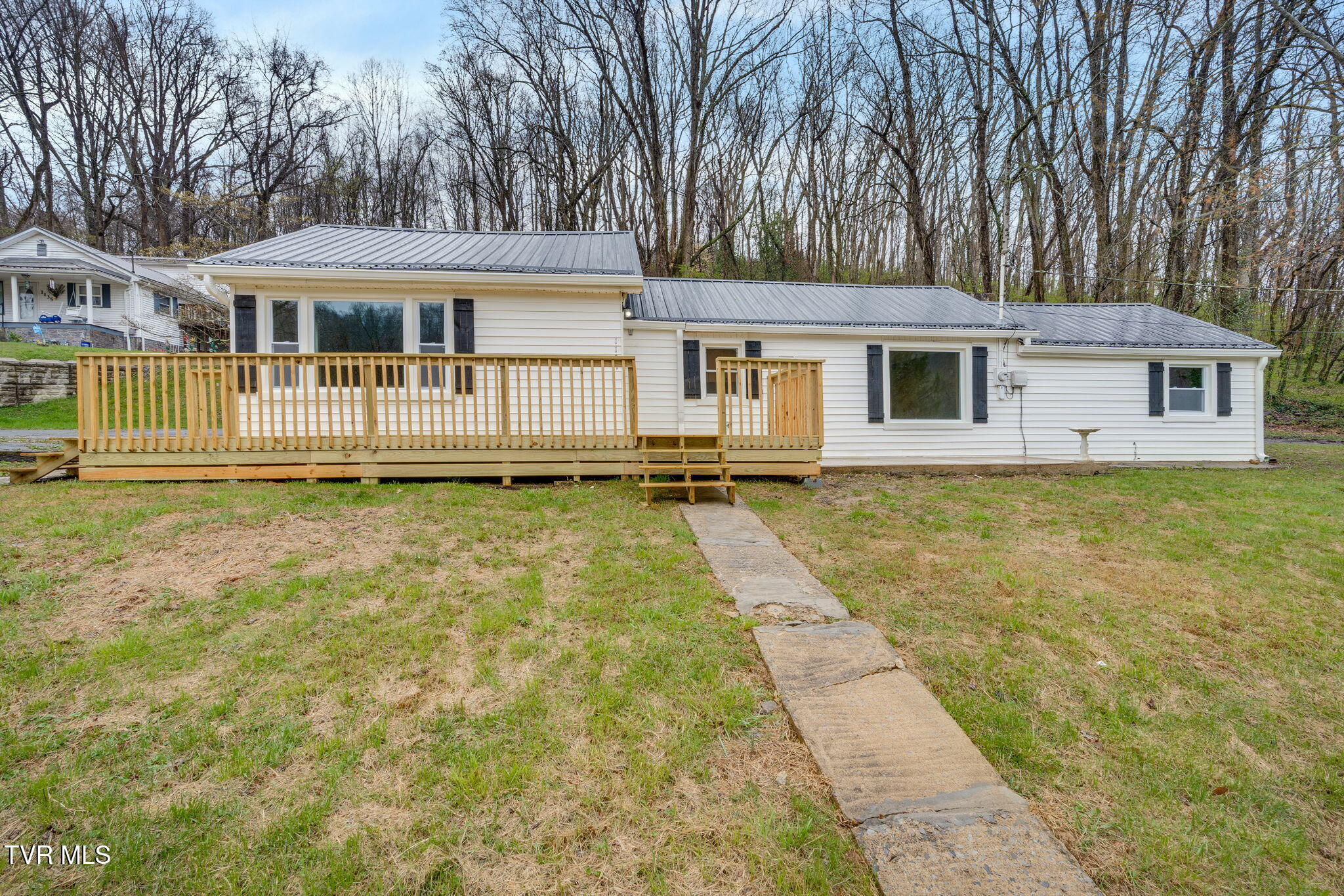 1131 Berry Road Elizabethton, TN 37643 - Photo 1 of 24 001