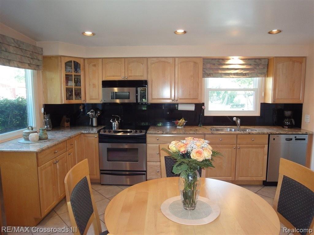 43105 Riggs Road Belleville, MI 48111 - Photo 10 of 11 KITCHEN.JPG