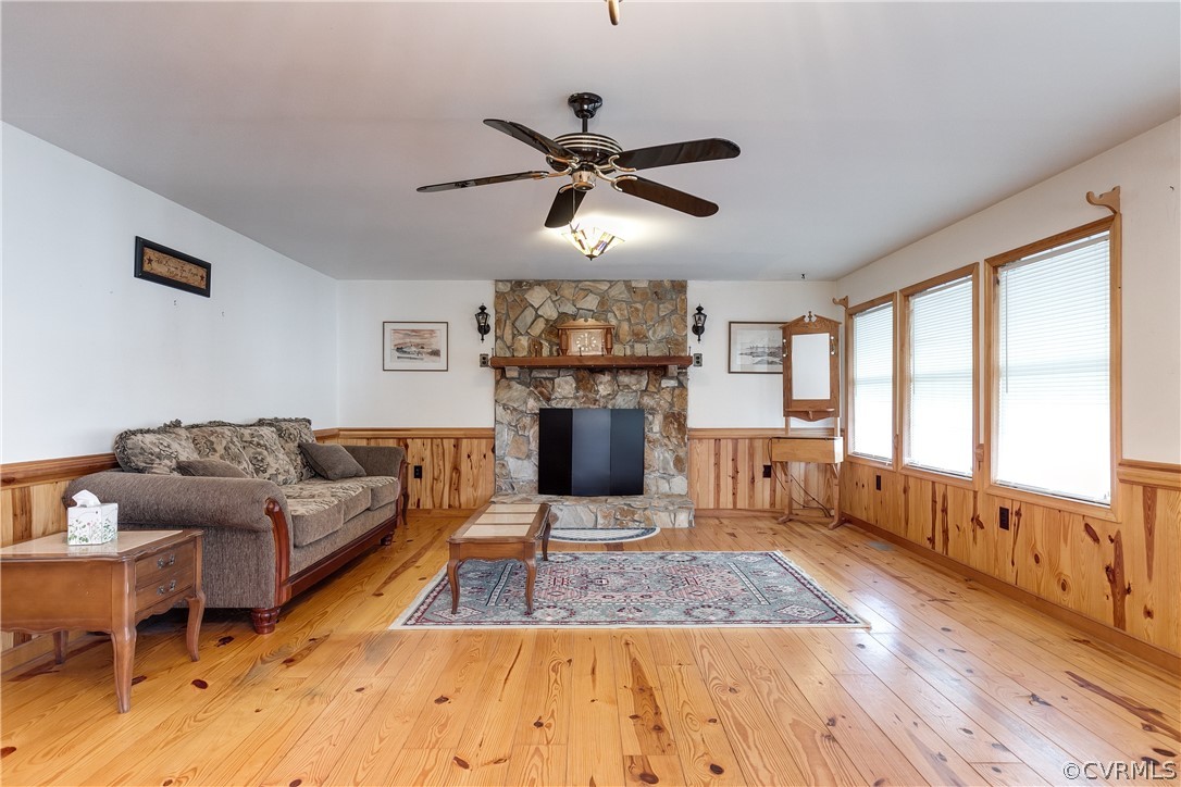 20404 Anderson Mill Road Beaverdam, VA 23015 - Photo 17 of 40 a living room with furniture and a large window
