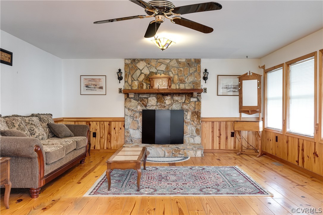 20404 Anderson Mill Road Beaverdam, VA 23015 - Photo 18 of 40 a living room with furniture fireplace and flat screen tv