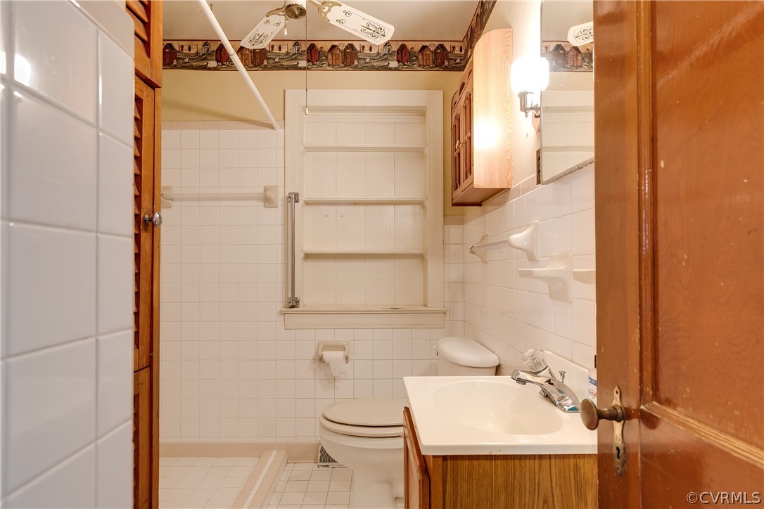 20404 Anderson Mill Road Beaverdam, VA 23015 - Photo 23 of 40 a bathroom with a sink and a mirror