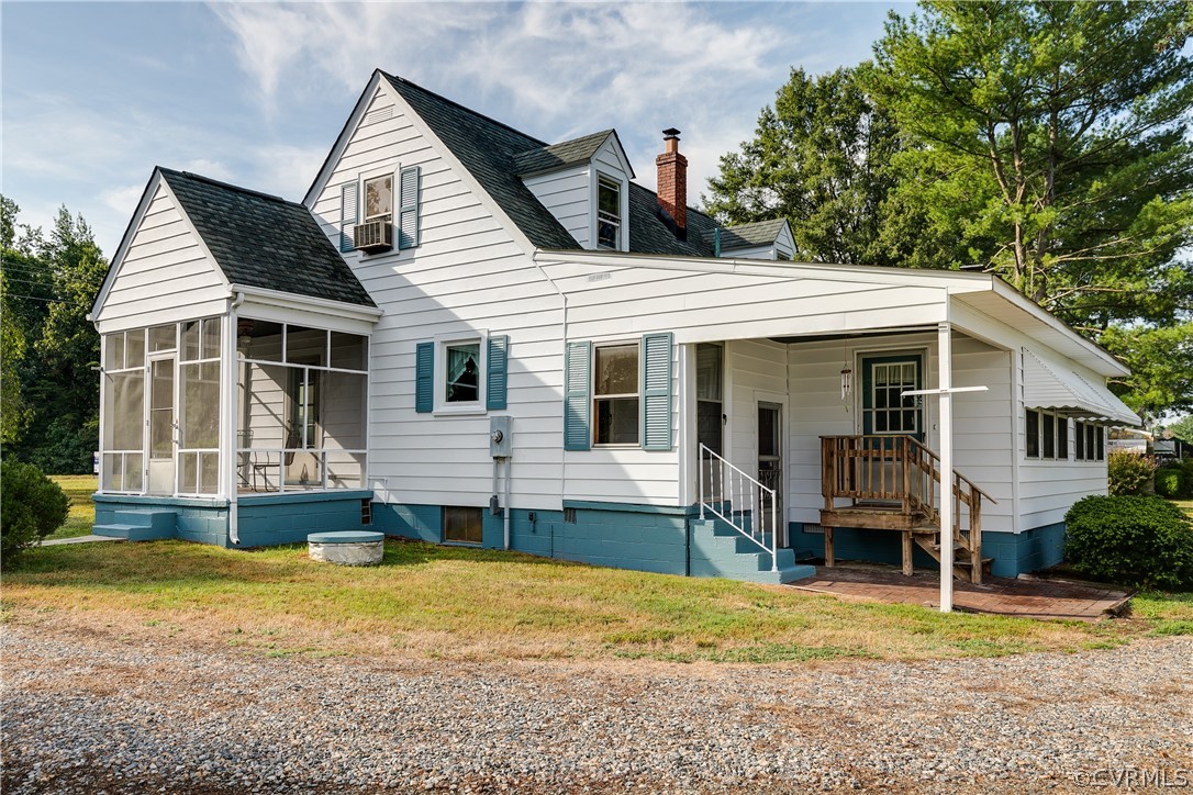 20404 Anderson Mill Road Beaverdam, VA 23015 - Photo 6 of 40 a front view of a house with a porch