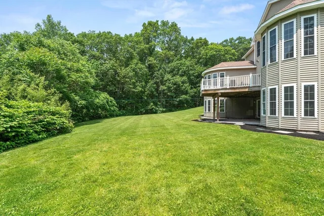 a view of a house with backyard and garden