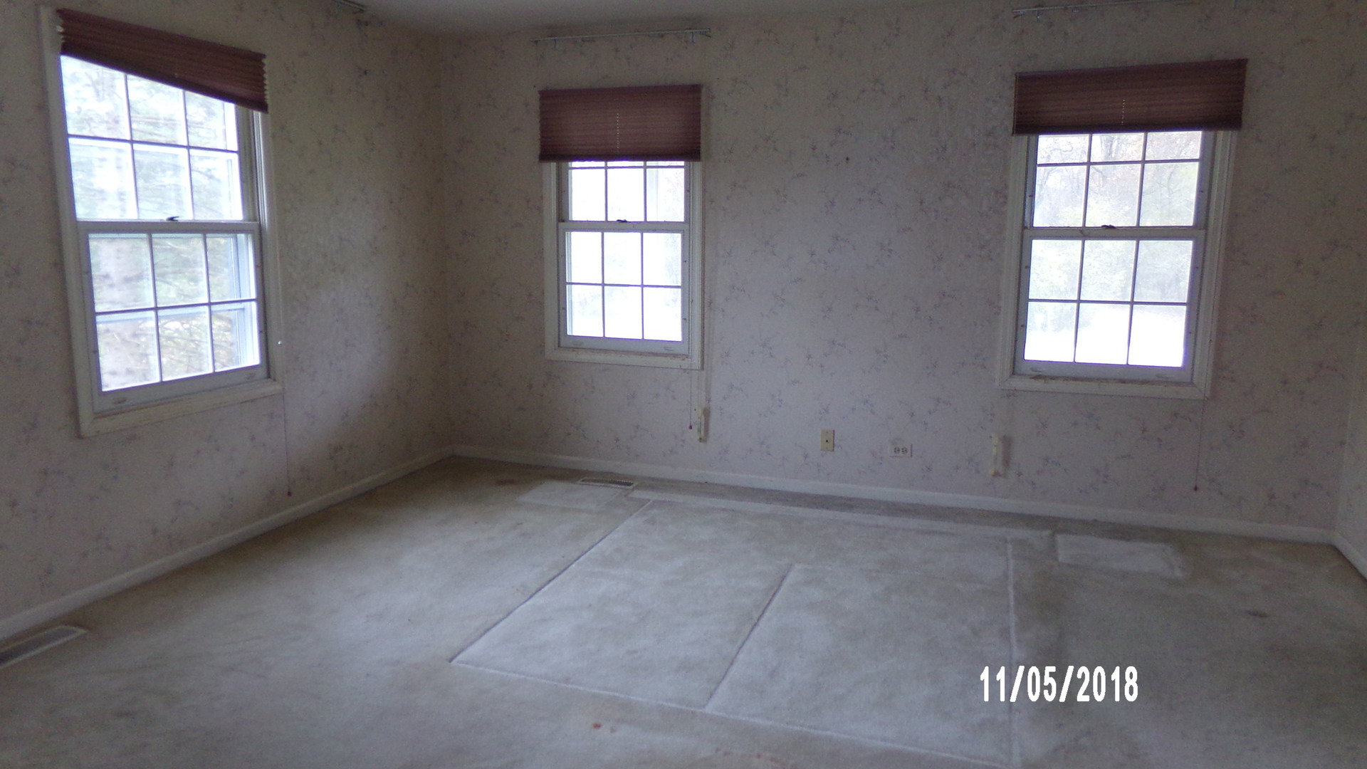 41 Spring Lane Barrington, IL 60010 - Photo 15 of 16 an empty room with a window
