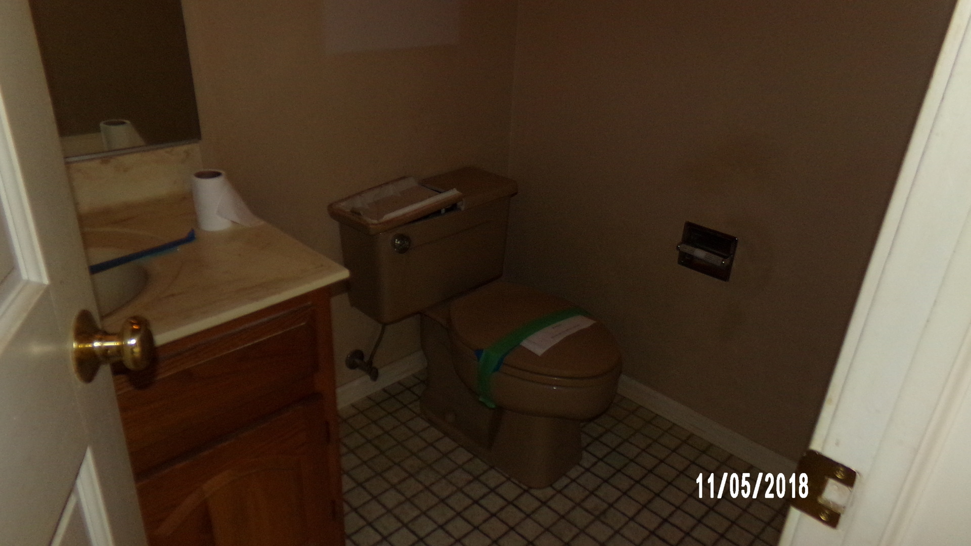 41 Spring Lane Barrington, IL 60010 - Photo 8 of 16 a bathroom with a toilet