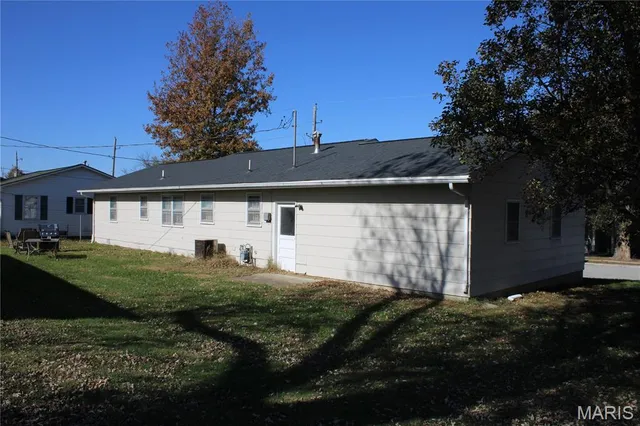 $144,900 | 615 West Locust Street, Paris, MO 65275