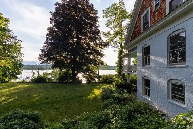 a view of a yard in front of the house