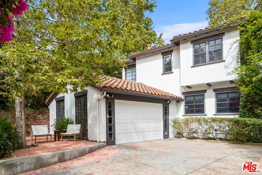 558 East Channel Road Santa Monica, CA 90402 - Photo 2 of 34 front view of a house