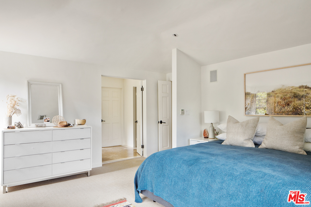 558 East Channel Road Santa Monica, CA 90402 - Photo 23 of 34 a bedroom with a bed and a dresser