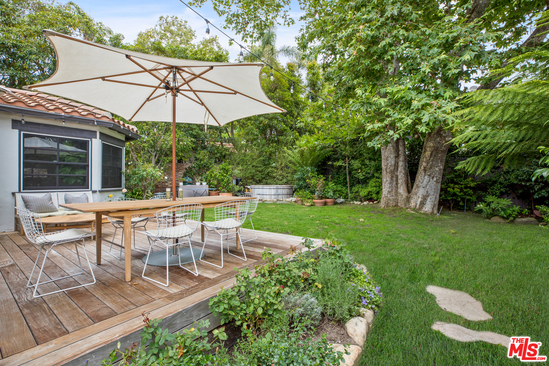 558 East Channel Road Santa Monica, CA 90402 - Photo 32 of 34 a view of patio with chairs and table under an umbrella