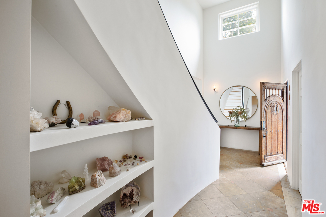 558 East Channel Road Santa Monica, CA 90402 - Photo 8 of 34