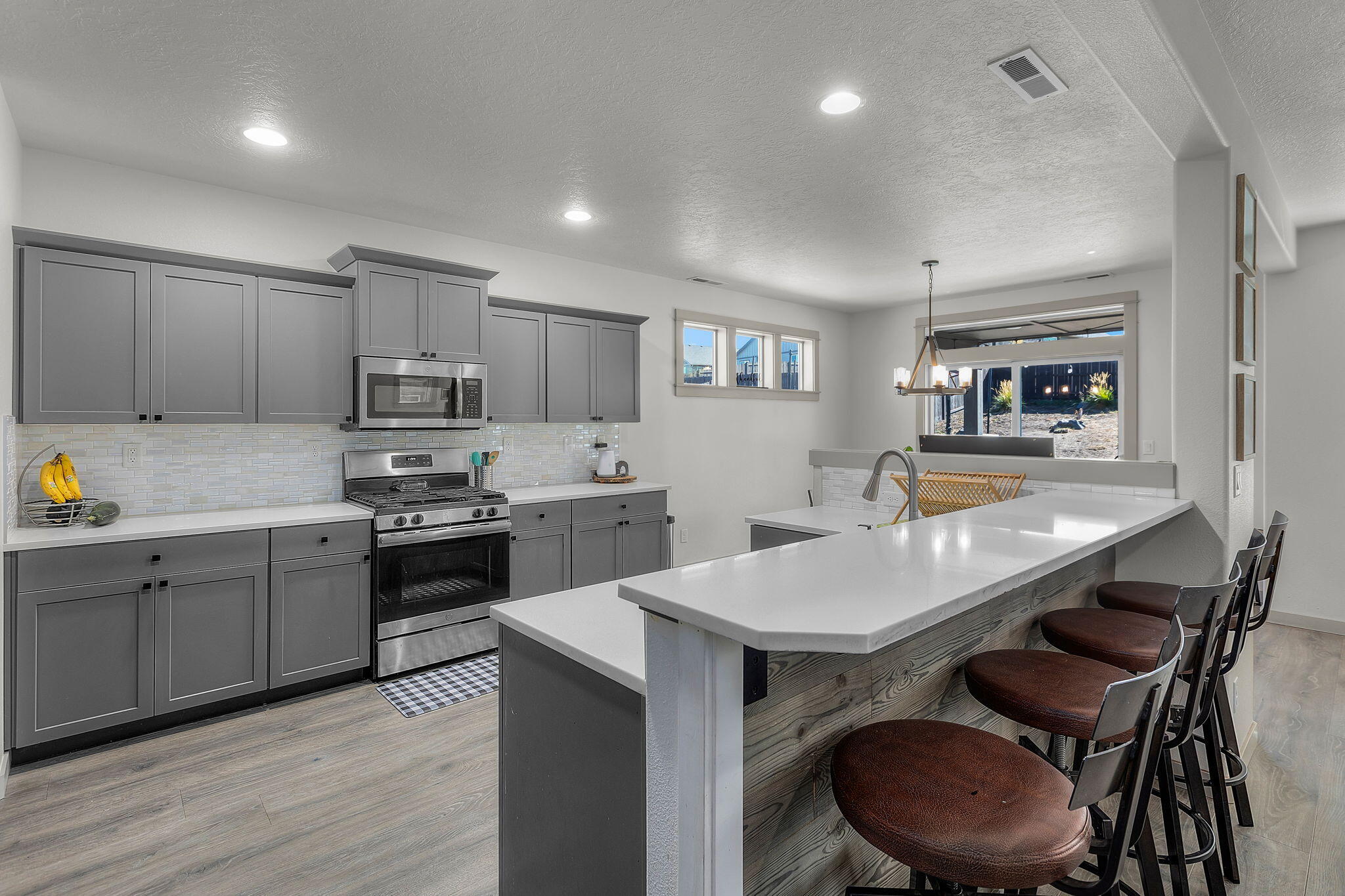 4476 Southwest Salmon Place Redmond, OR 97756 - Photo 12 of 43 2024_09_27_4476_sw_salmon_pl_rdm-27