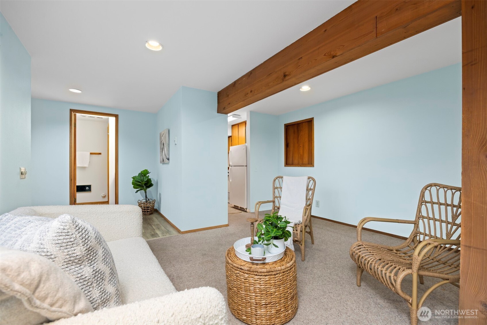 337 South State Street, Unit 2 Bellingham, WA 98225 - Photo 34 of 40 a living room with furniture and a potted plant