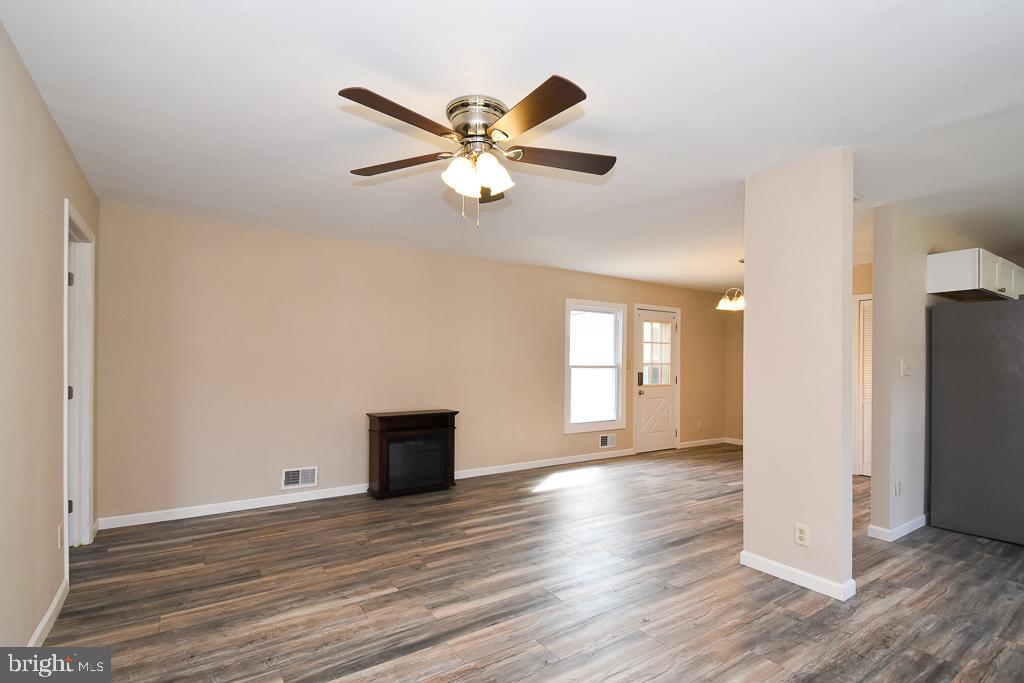 21 Stagecoach Road Southampton, NJ 08088 - Photo 5 of 55 Main living area flowing into dining area