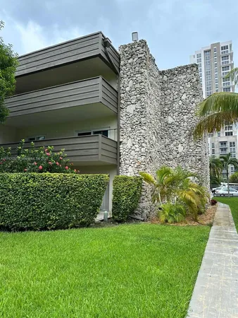 $335,000 | 8335 Southwest 72nd Avenue, Unit 202D, Miami, FL 33143