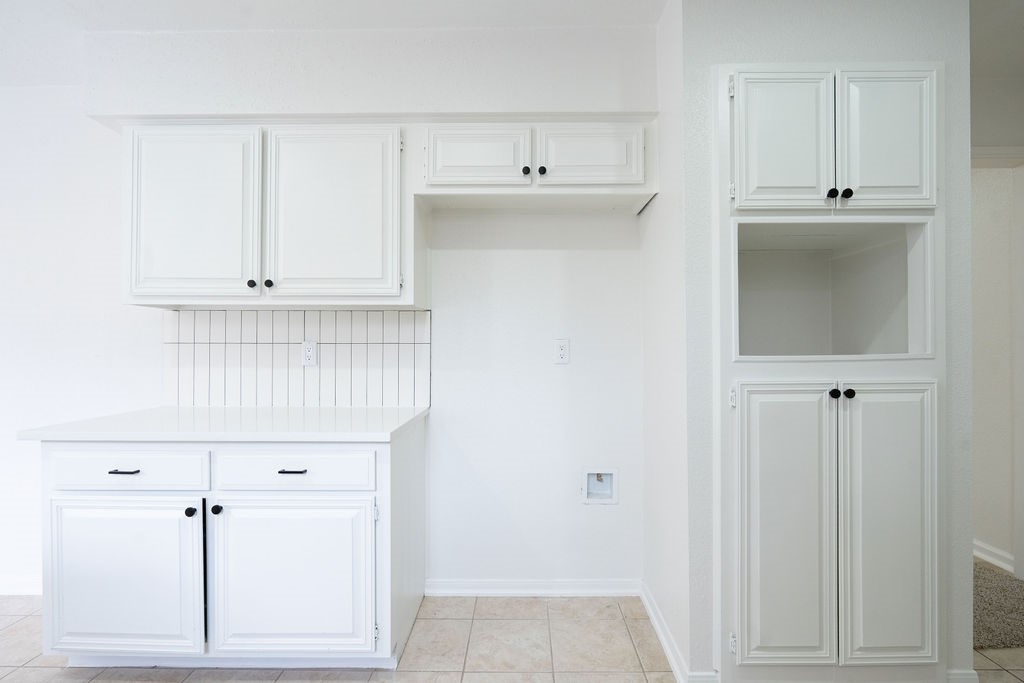23230 Briarcreek Boulevard Spring, TX 77373 - Photo 10 of 32 a view of cabinets and window