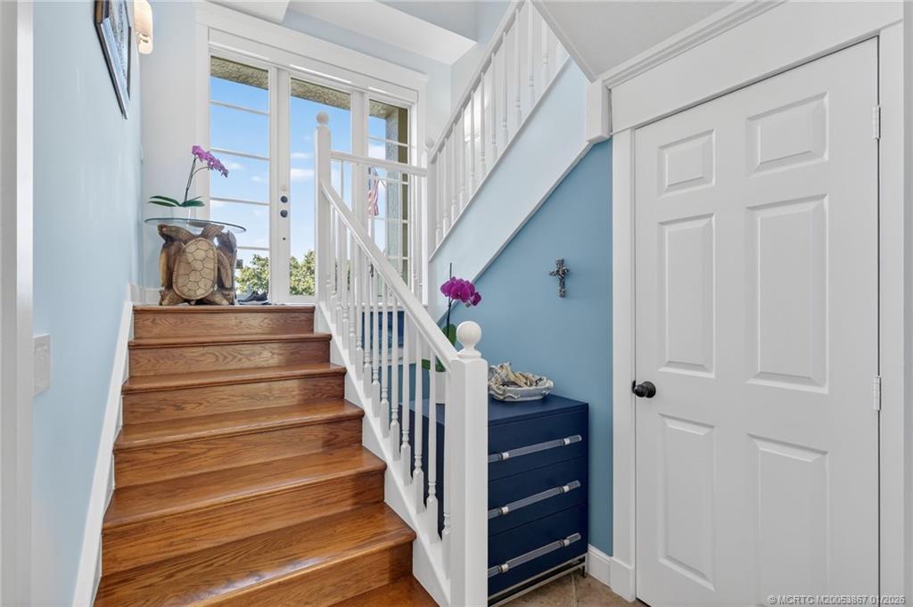 334 Southwest Atlanta Avenue Stuart, FL 34994 - Photo 5 of 55 Foyer