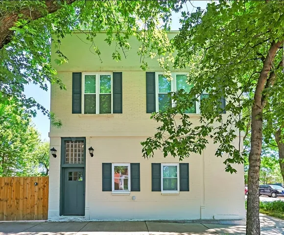 $2,700 | 3001 North Sawyer Avenue, Unit 1W, Chicago, IL 60618