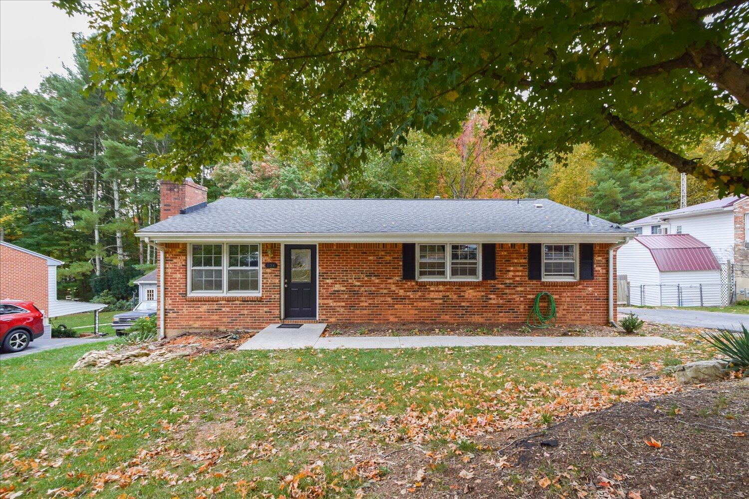 731 Estates Road Southeast Roanoke, VA 24014 - Photo 1 of 22 01-731 Estates-1