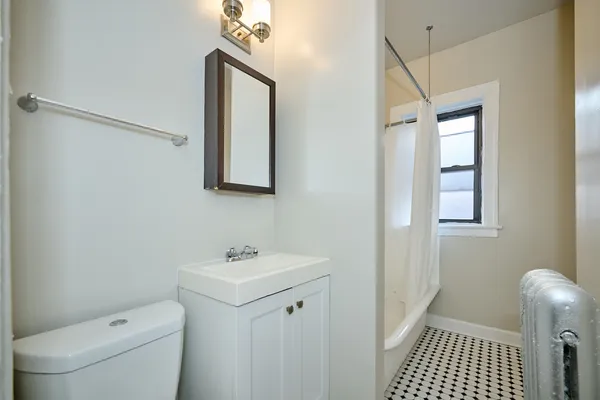$1,900 | 1351 West Touhy Avenue, Unit 2N, Chicago, IL 60626