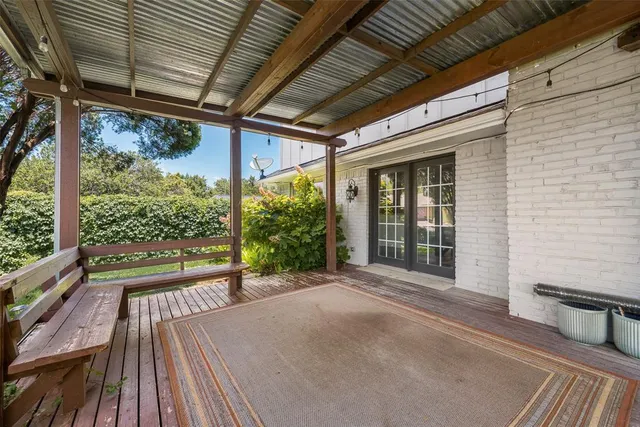 a porch with view of outdoor space