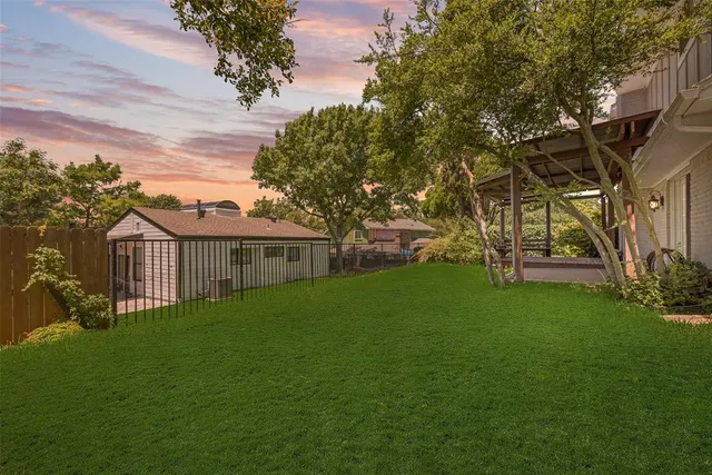 a view of a house with backyard