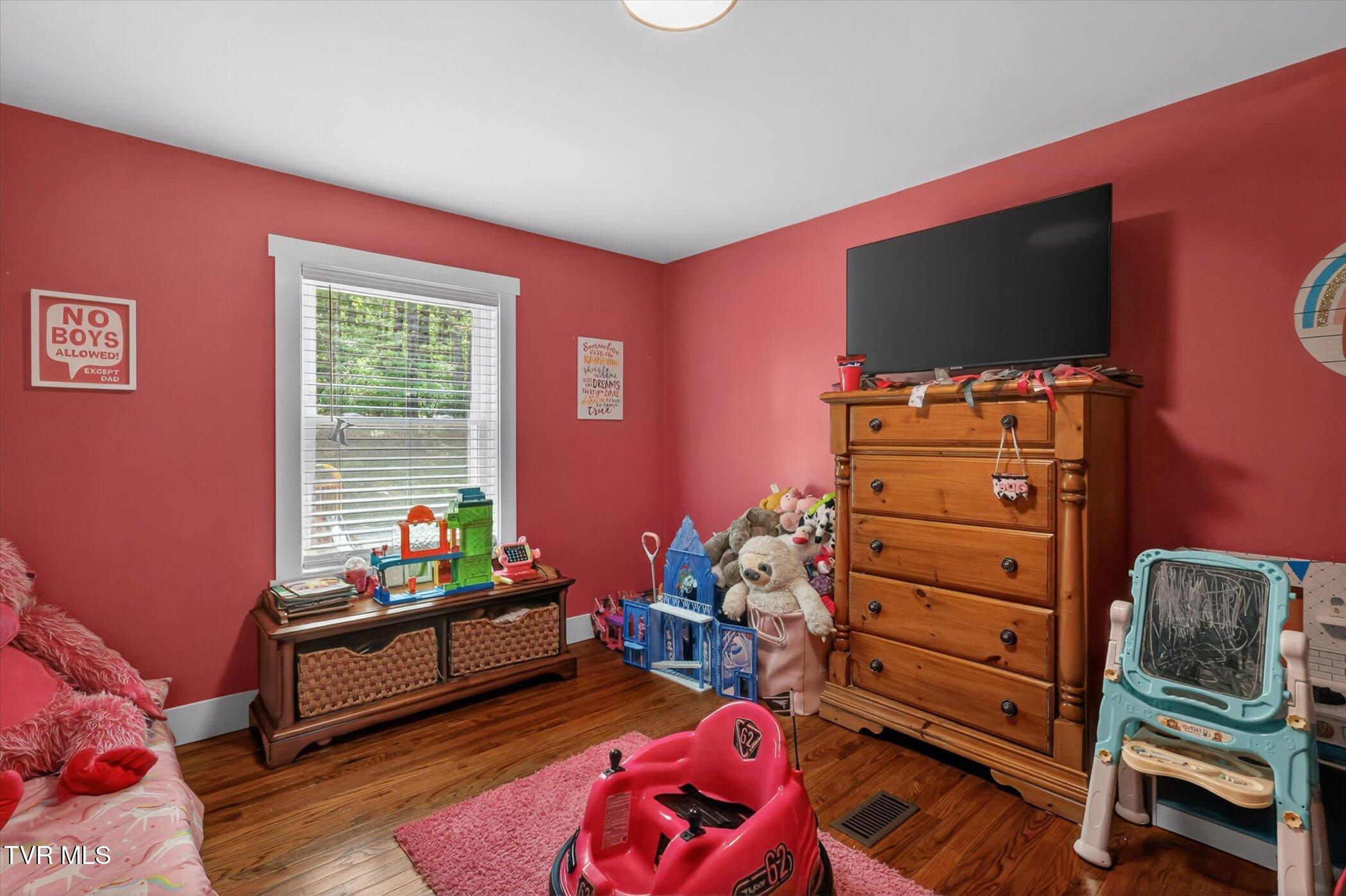 263 Big Springs Road Elizabethton, TN 37643 - Photo 20 of 38 20-263-Big-Springs-Rd-WindowStill-Photog