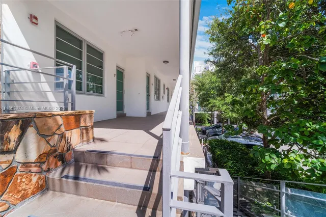 $2,750 | 2021 Meridian Avenue, Unit 11, Miami Beach, FL 33139