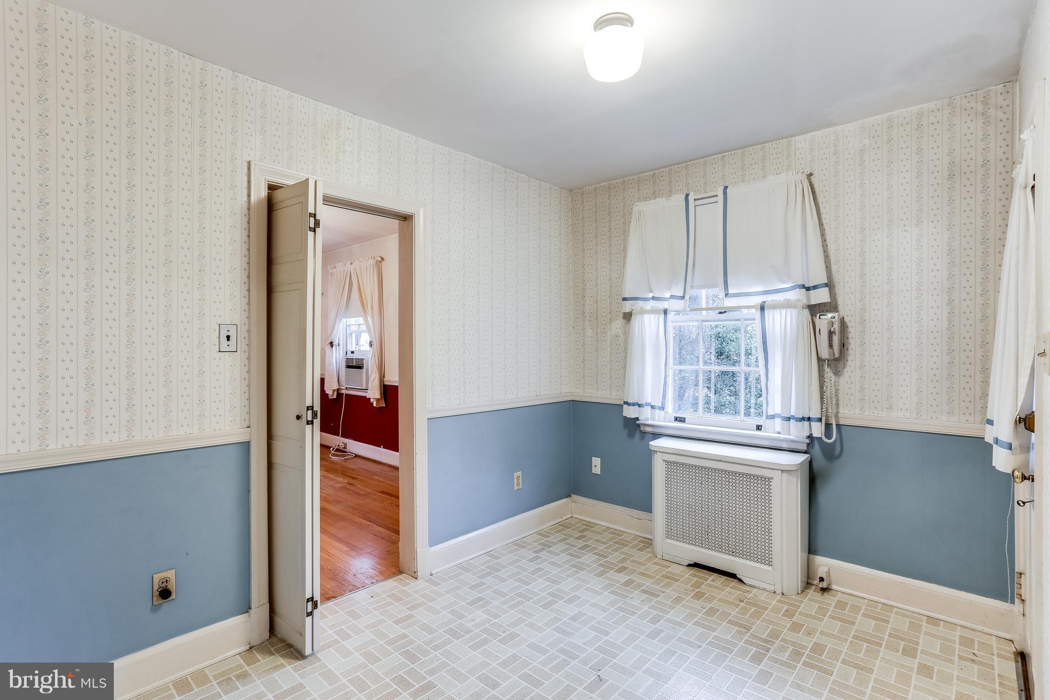 501 Nottingham Road Baltimore, MD 21229 - Photo 10 of 27 Breakfast room with table space & door to yard