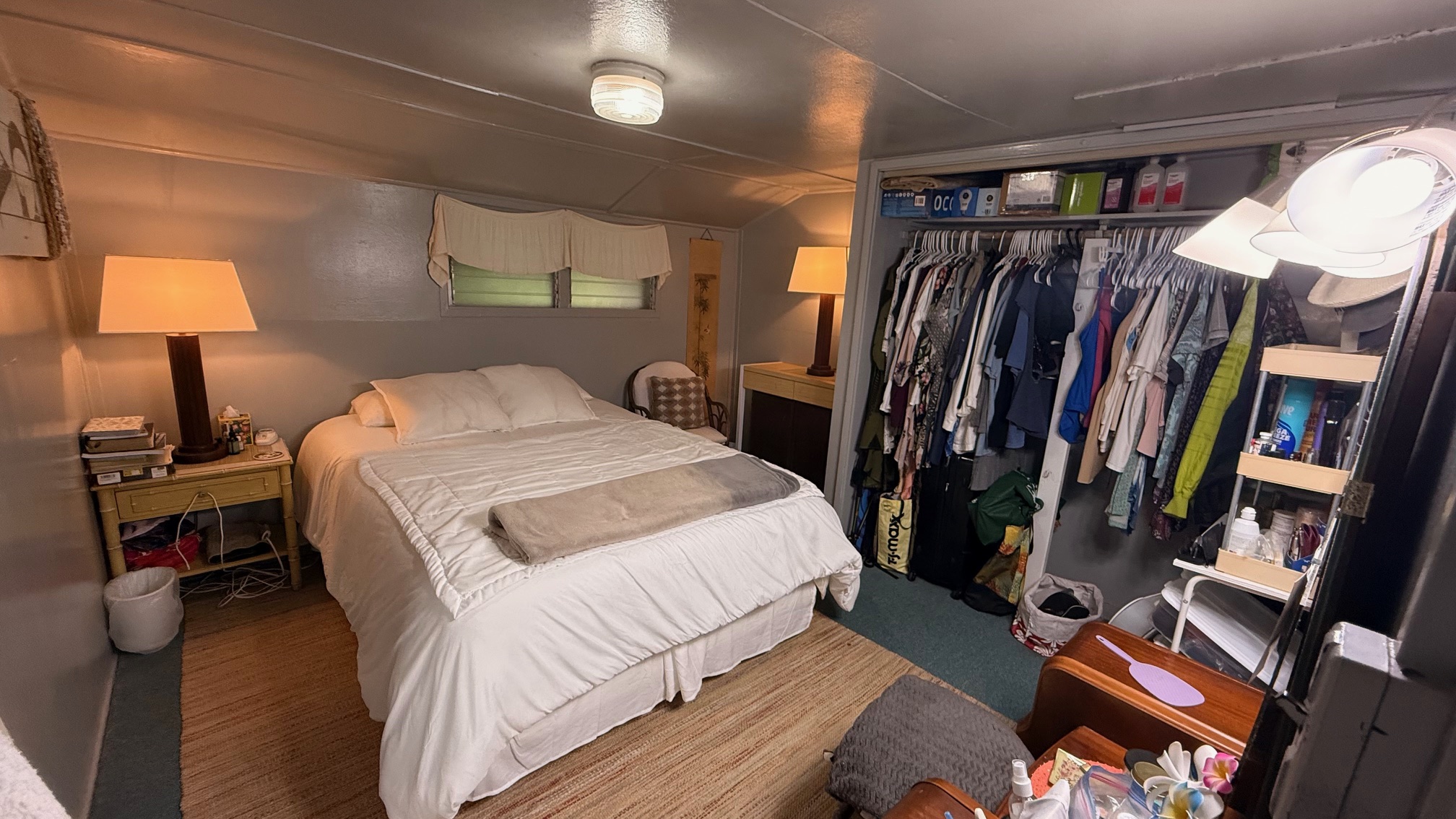 19-4113 Kalani Honua Loop Volcano, HI 96785 - Photo 13 of 28 a bed room with a bed and a lamp