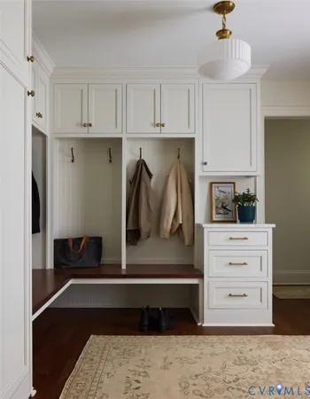 a walk in closet room