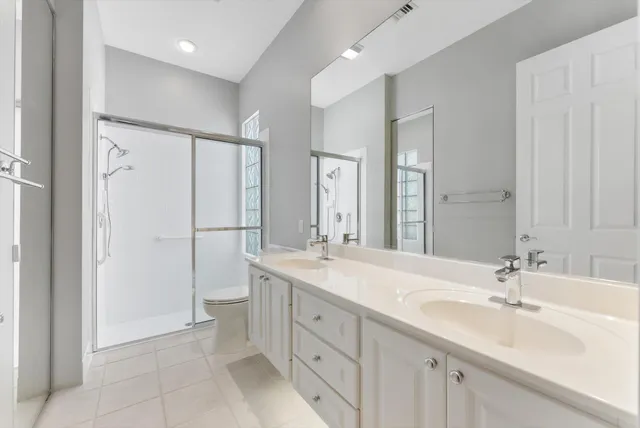 en empty room with ceiling fan and window